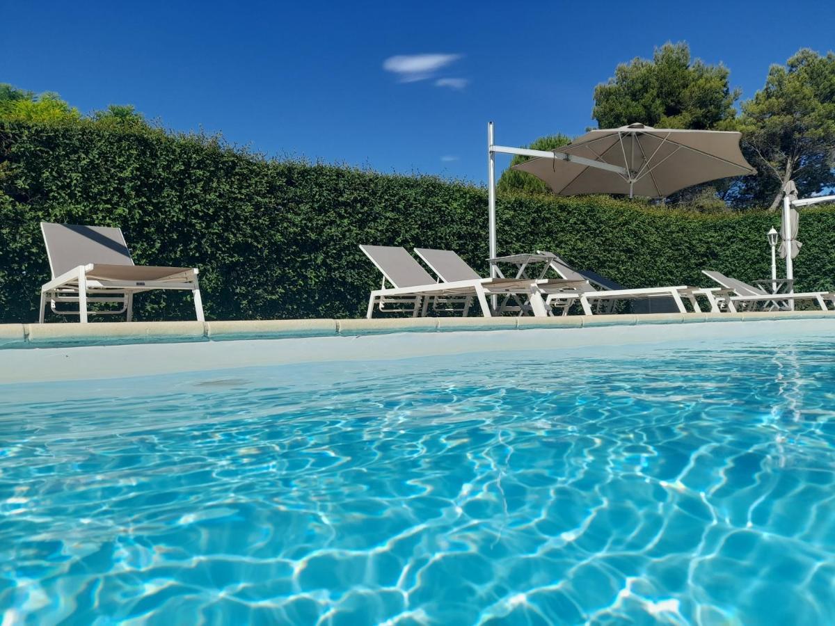 Domaine Des Ecureuils Bed & Breakfast Карпентра Екстериор снимка